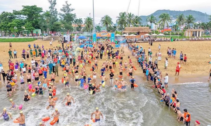  Các vận động viên cự ly 1 km xuất phát. Ảnh: Nguyễn Dũng 