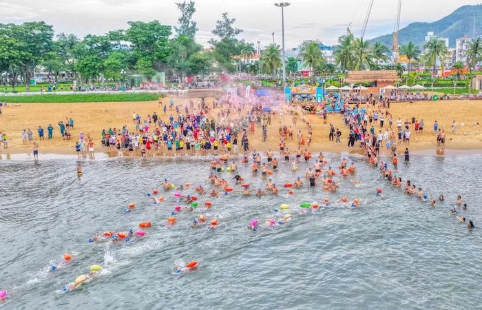  Các vận động viên cự ly 2 km xuất phát. Ảnh: Nguyễn Dũng 
