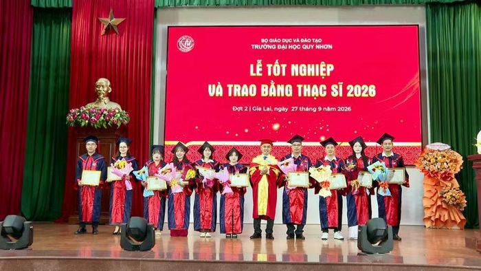  Trường ĐH Quy Nhơn trao giấy khen cho các học viên cao học tốt nghiệp với thành tích học tập xuất sắc. Ảnh: Nhật Trường 