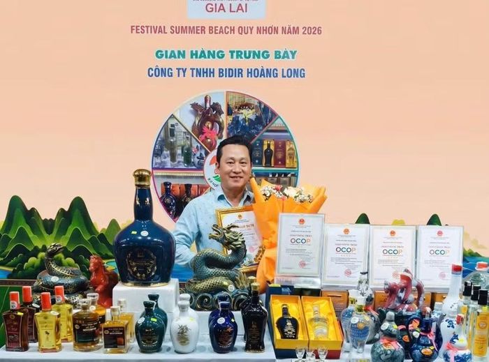  Anh Dương Văn Hành trưng bày các sản phẩm rượu Bàu Đá của cơ sở BIDIR Hoàng Long tại Festival Summer Beach Quy Nhơn năm 2026. Ảnh: Ngô Phong 