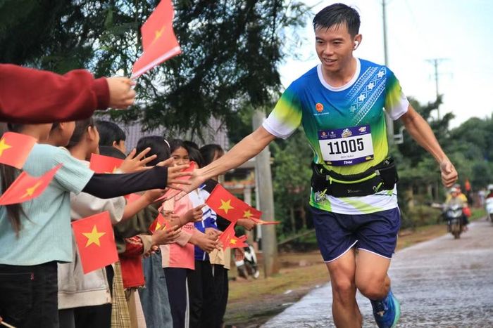 Tiếng hò reo của học sinh tiếp thêm động lực cho các chân chạy. Ảnh: Hoàng Hoài 