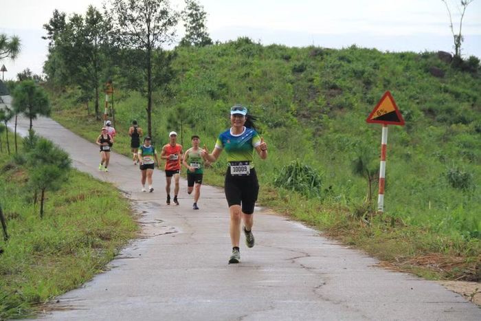  Cung đường uốn lượn giữa rừng mang đến không khí mát mẻ cho các VĐV. Ảnh: Hoàng Hoài 