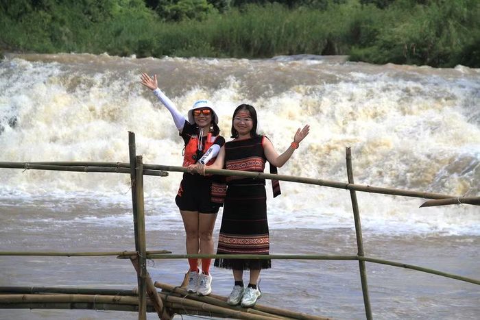  Thác Pyâu trở thành điểm trải nghiệm sau đường chạy. Ảnh: Hoàng Hoài 