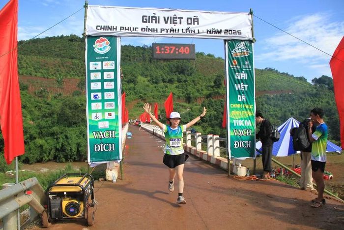  Các VĐV về đích ngay trên cầu Pyâu. Ảnh: Hoàng Hoài 
