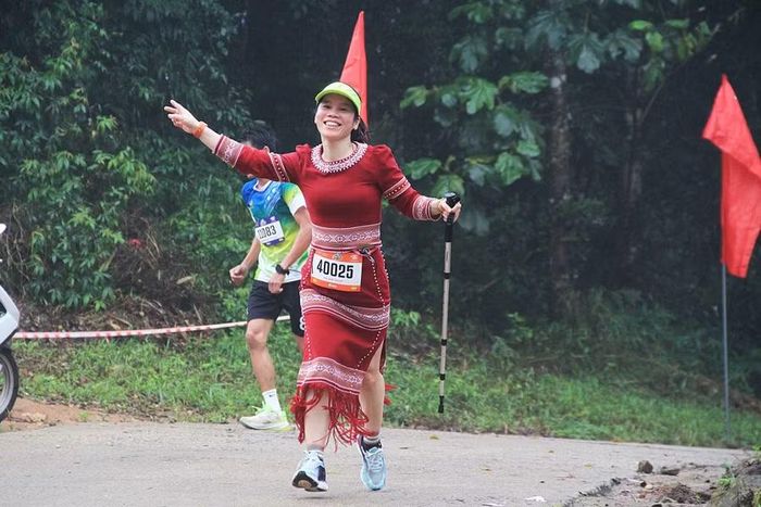  Chị Hoàng Hải Hà (phường Thống Nhất) trên đường chạy cự ly 4 km. Ảnh: Hoàng Hoài 