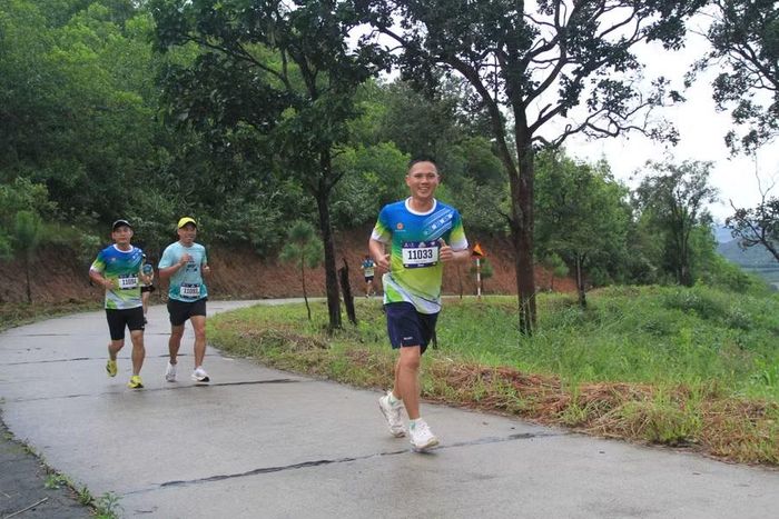  Dù trời mưa, các VĐV vẫn hào hứng trên cung đường chạy. Ảnh: Hoàng Hoài 