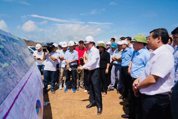  Chủ tịch UBND tỉnh Phạm Anh Tuấn (thứ 2 từ phải sang, hàng đầu) nghe chủ đầu tư báo cáo tiến độ thi công các gói thầu qua địa phận xã Đak Pơ. Ảnh: N.H 