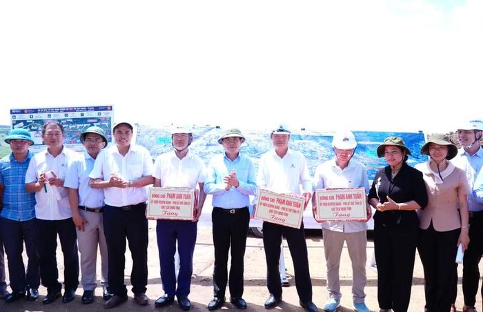  Chủ tịch UBND tỉnh Phạm Anh Tuấn (thứ 6 từ trái sang) tặng quà các đơn vị thi công các gói thầu qua địa bàn xã Đak Pơ. Ảnh: N.H 