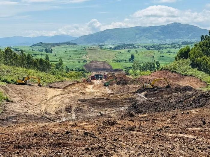  Các nhà thầu đang tập trung đẩy nhanh tiến độ thi công các gói thầu tuyến cao tốc Quy Nhơn - Pleiku đoạn qua địa bàn xã Đak Pơ. Ảnh: N.H 