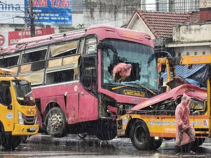  Xe khách hư hỏng nặng, nhiều bộ phận biến dạng sau tai nạn. Ảnh: Nguyễn Chơn 