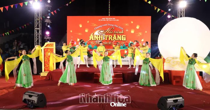 Chương trình mang đến nhiều tiết mục văn nghệ đặc sắc, hấp dẫn.