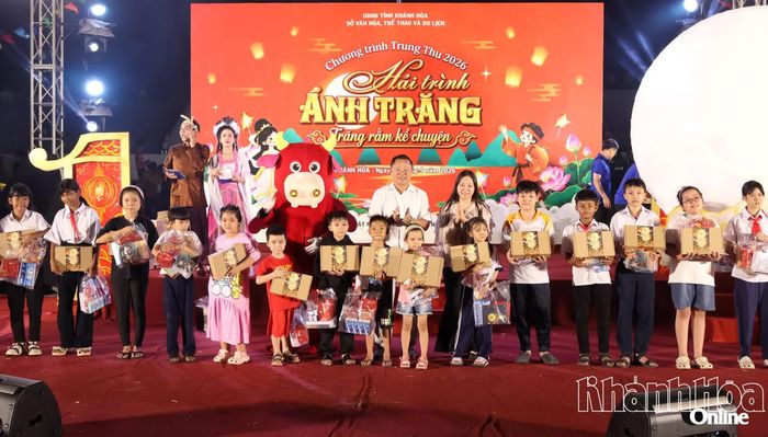 Lãnh đạo Sở Văn hóa, Thể thao và Du lịch tỉnh Khánh Hòa và đơn vị đồng hành trao quà cho thiếu nhi.