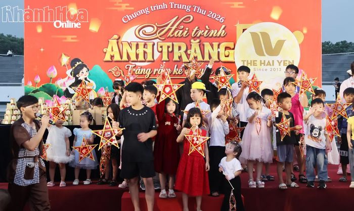 Các em thiếu nhi trưng bày những chiếc lồng đèn do mình trang trí để Ban tổ chức chấm, trao giải.