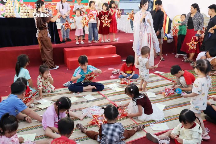 Hội thi trang trí lồng đèn thu hút nhiều thiếu nhi tham gia.