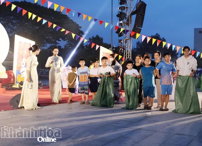 Các em thiếu nhi hào hứng tham gia trò chơi nhảy bao bố...