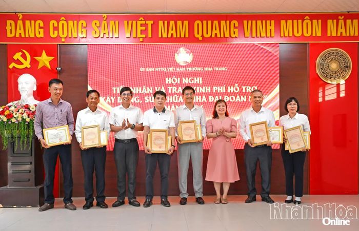 Lãnh đạo UBND, Ủy ban MTTQ Việt Nam phường trao thư cảm ơn các đơn vị đã hỗ trợ kinh phí sửa chữa 6 nhà Đại đoàn kết, tháng 5-2026.