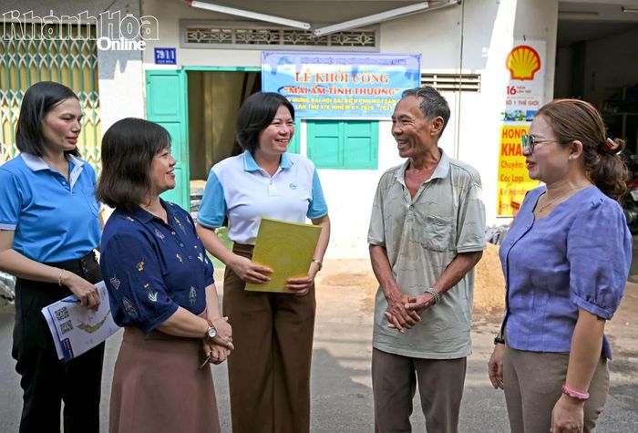 Cán bộ Ủy ban MTTQ Việt Nam phường động viên ông Đoàn Văn Chánh trong ngày khởi công sửa chữa nhà.