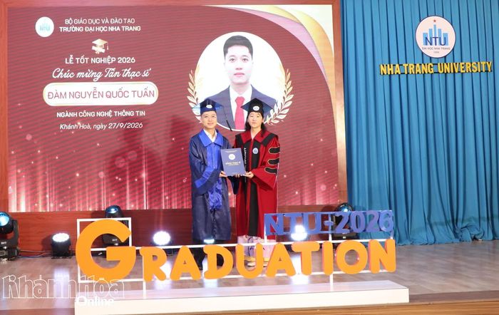 Đại diện nhà trường trao bằng tốt nghiệp cho tân thạc sĩ.