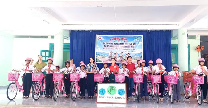 Các học sinh nhận xe đạp tại chương trình.