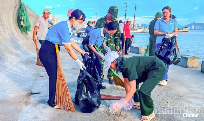 Các lực lượng tham gia dọn vệ sinh môi trường.