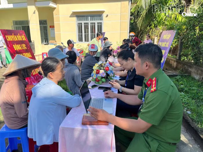 Những thắc mắc của người dân ở Tổ dân phố Hòa Bình đều được lực lượng chức năng phường giải đáp kịp thời.