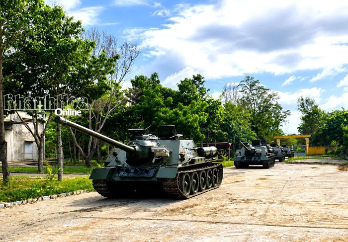 Đội hình xe Su-100 chuẩn bị hành quân cơ động.