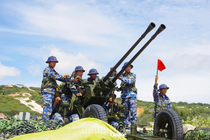 Cán bộ, chiến sĩ huấn luyện xử trí tình huống phòng không.