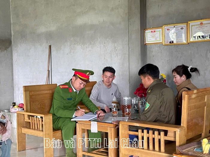 Công an xã Than Uyên tuyên truyền, hướng dẫn người dân ký cam kết không tàng trữ, sử dụng trái phép chất ma túy.