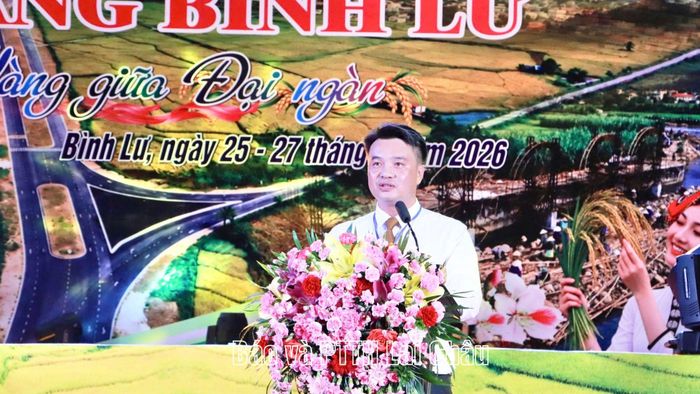 Đồng chí Trần Thanh Tuấn - Phó Bí thư Đảng uỷ, Chủ tịch UBND xã Bình Lư phát biểu khai mạc ngày hội.