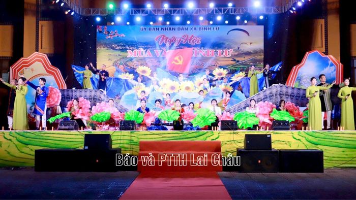 Tiết mục văn nghệ tại ngày hội.
