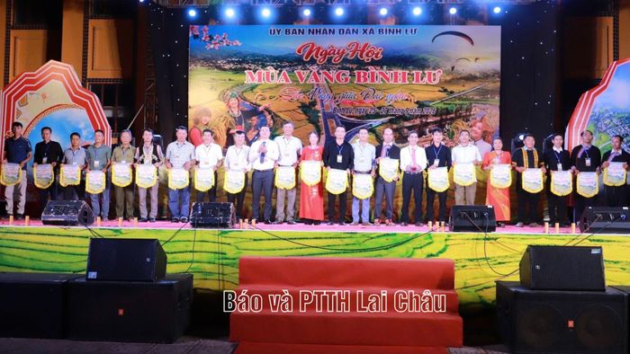 Lãnh đạo xã Bình Lư trao cờ lưu niệm cho các thôn, bản tham gia ngày hội.