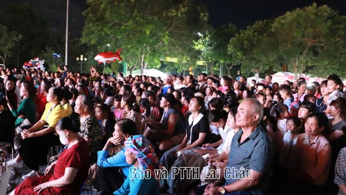 Đông đảo nhân dân và du khách dự ngày hội.