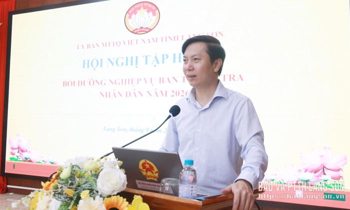 Đồng chí Nguyễn Hoàng Tùng, Ủy viên Ban Thường vụ Tỉnh ủy, Phó Chủ tịch Thường trực Ủy ban MTTQ Việt Nam tỉnh phát biểu tại hội nghị