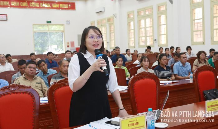 Chủ tịch Ủy ban MTTQ Việt Nam xã Văn Quan thảo luận tại hội nghị