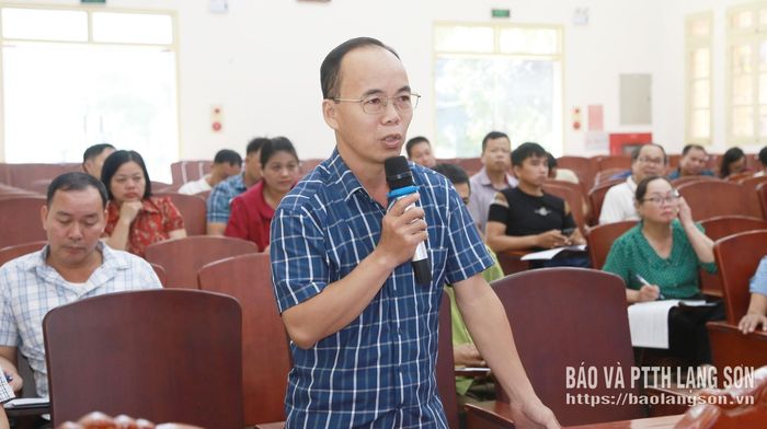Trưởng Ban Thanh tra nhân dân xã Điềm He thảo luận tại hội nghị