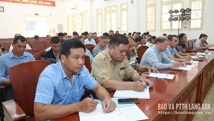 Các đại biểu nghiên cứu, tiếp thu các nội dung tập huấn