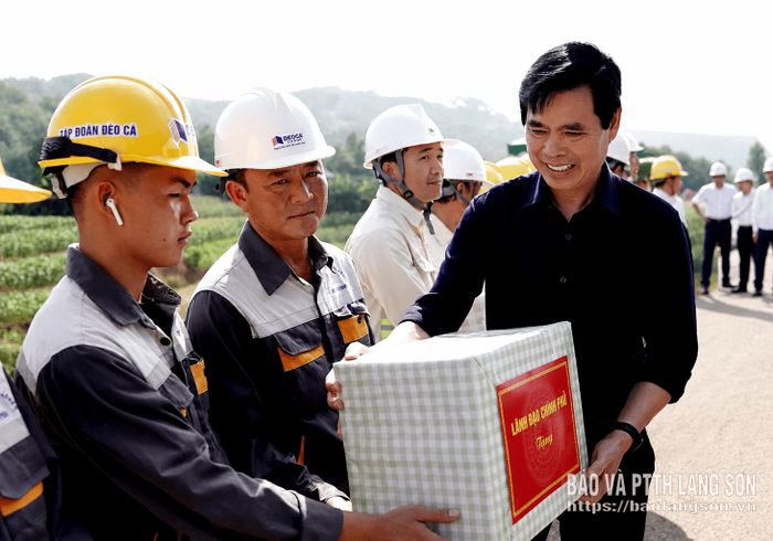 Đồng chí Hoàng Quốc Khánh, Ủy viên Trung ương Đảng, Bí thư Tỉnh ủy Lạng Sơn tặng quà công nhân thi công trên hai tuyến cao tốc