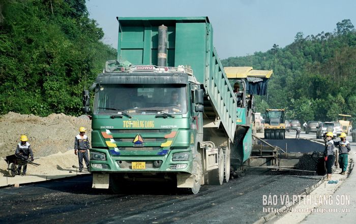 Đơn vị thi công thực hiện thảm bê tông nhựa mặt đường tuyến cao tốc Đồng Đăng (Lạng Sơn)-Trà Lĩnh (Cao Bằng)