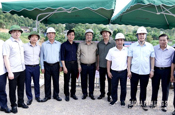 Đồng chí Phạm Gia Túc, Phó Thủ tướng Thường trực Chính phủ chụp ảnh với lãnh đạo 2 tỉnh Lạng Sơn, Cao Bằng và các nhà đầu tư