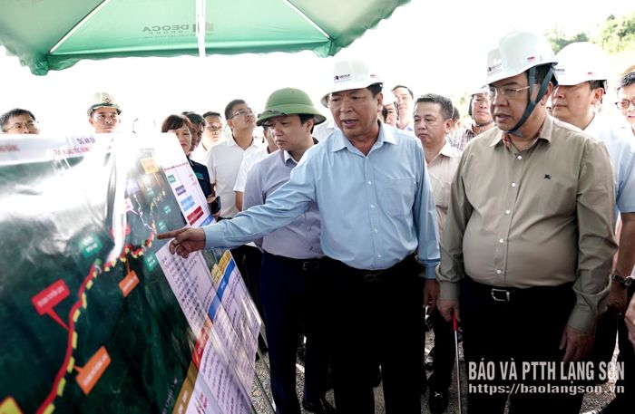 Bộ trưởng Bộ Xây dựng Trần Hồng Minh báo cáo Phó Thủ tướng Thường trực Chính phủ Phạm Gia Túc một số nội dung liên quan đến dự án tuyến cao tốc Đồng Đăng (Lạng Sơn)-Trà Lĩnh (Cao Bằng)