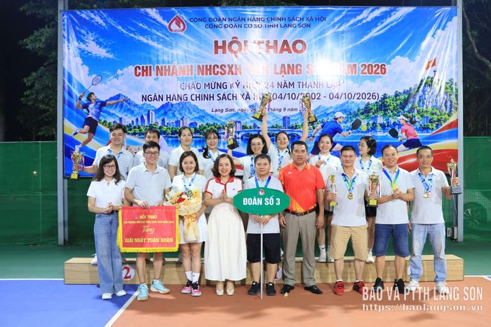 Lãnh đạo Chi nhánh Ngân hàng Chính sách xã hội tỉnh trao giải nhất toàn đoàn cho đoàn vận động viên xuất sắc