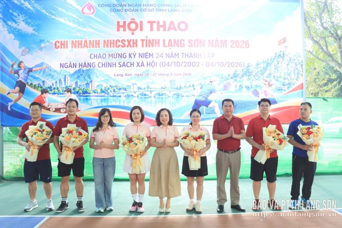 Ban tổ chức tặng hoa các đoàn vận động viên