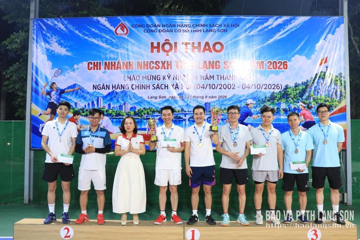 Lãnh đạo Chi nhánh Ngân hàng Chính sách xã hội tỉnh trao giải nhất, nhì, ba cho đôi nam dưới 42 tuổi môn Pickleball