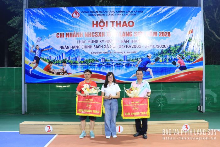 Lãnh đạo Chi nhánh Ngân hàng Chính sách xã hội tỉnh trao giải phong trào cho đại diện các đoàn vận động viên