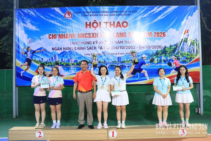 Lãnh đạo Chi nhánh Ngân hàng Chính sách xã hội tỉnh trao giải nhất, nhì, ba cho đôi nữ dưới 42 tuổi môn Pickleball
