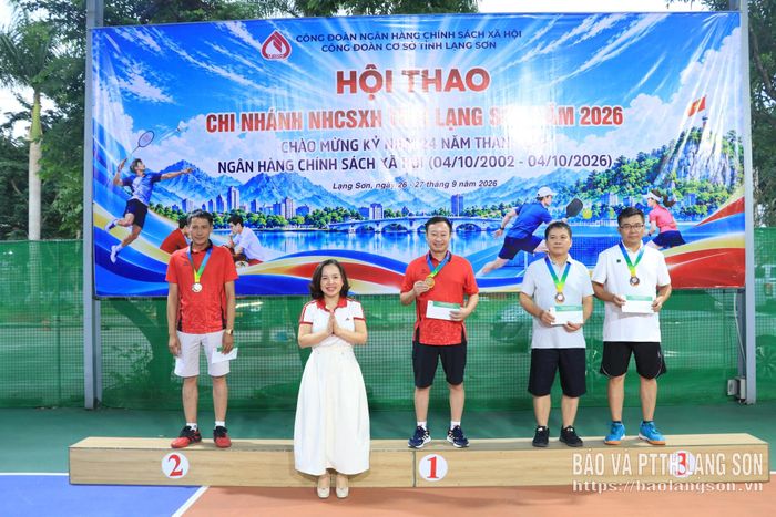 Lãnh đạo Chi nhánh Ngân hàng Chính sách xã hội tỉnh trao giải nhất, nhì, ba cho các vận động viên đoạt giải môn cờ tướng