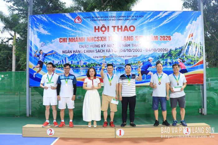 Lãnh đạo Chi nhánh Ngân hàng Chính sách xã hội tỉnh trao giải nhất, nhì, ba cho đôi nam đoạt giải môn cầu lông