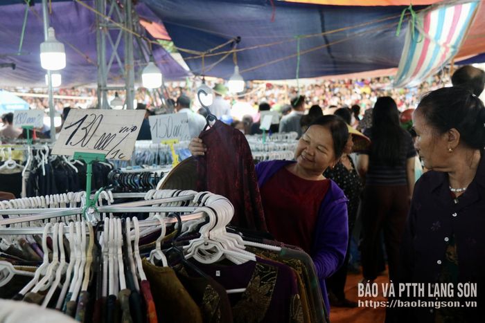 Người dân tham quan mua sắm tại Hội chợ Thương mại - Du lịch xã Bắc Sơn năm 2026