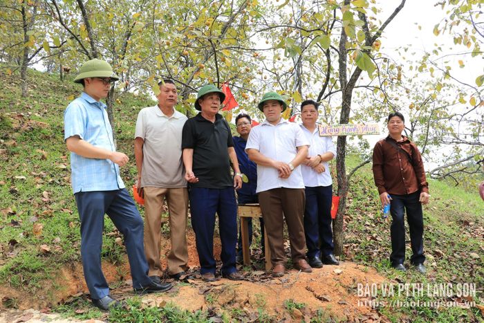 Đoàn công tác của xã Lộc Bình tham quan mô hình vườn hồng kiểu mẫu thôn Thống Nhất, xã Hoàng Văn Thụ