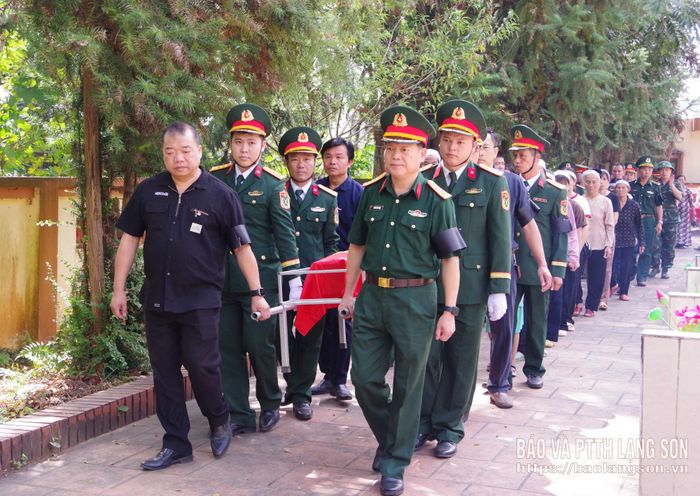 Các đại biểu tiễn đưa phần linh cữu hài cốt liệt sĩ về địa điểm chôn cất tại nghĩa trang Bản Trại, xã Kháng Chiến